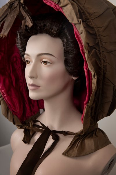 Bruine zijden calash van een vrouw met roze zijden voering, ca. 1760s (zijde) door European School
