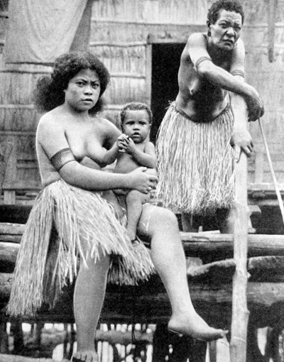 Een moeder en haar kind, Papoea-Nieuw-Guinea, 1936 door Ewing Galloway