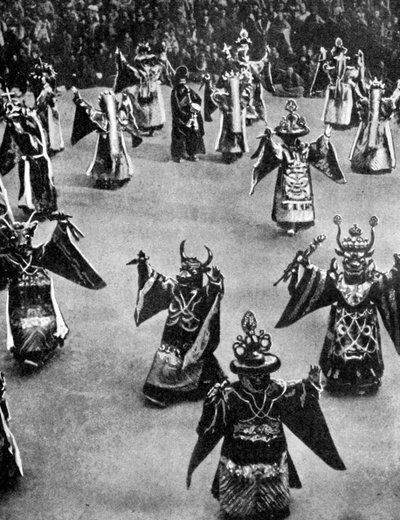 Gemaskerde dansers, Tibet, 1936 door Ewing Galloway