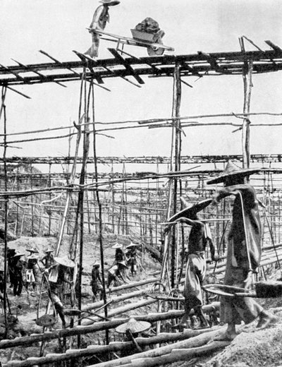Primitieve methoden in het rijkste tin district ter wereld, Taiping, China door Ewing Galloway