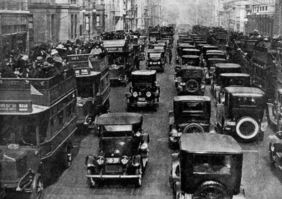 Verkeer op 5th Avenue gezien vanuit een controle toren, New York City, VS, ca. 1930s door Ewing Galloway