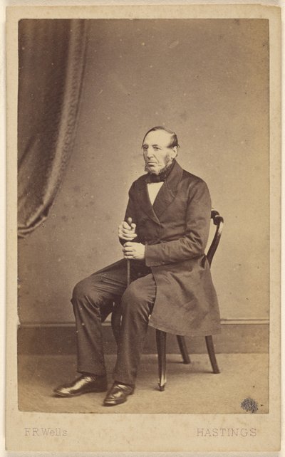 [Ongeïdentificeerde oudere man met baard zonder snor, zittend]. door F.R. Wells