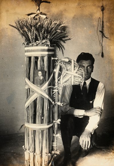 Antonio Floridi poseert bij fasces van lictoren gemaakt van aren van tarwe. Boerderij eigendom van Camillo Frizzoni, in Morengo, provincie Bergamo. Bovenop de fasces is een foto van Mussolini door F. Frizzoni