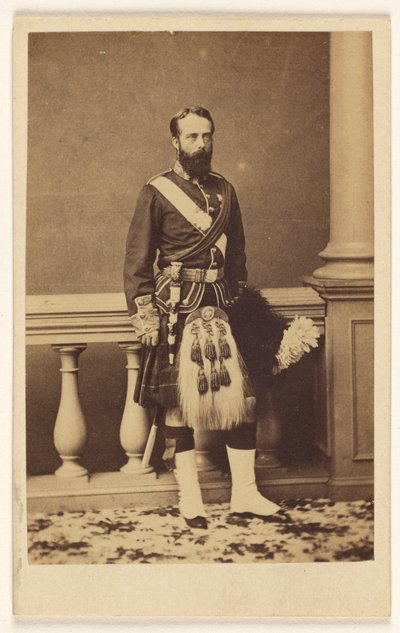[Ongeïdentificeerde bebaarde man in kilt, staand]. door F. W. Baker
