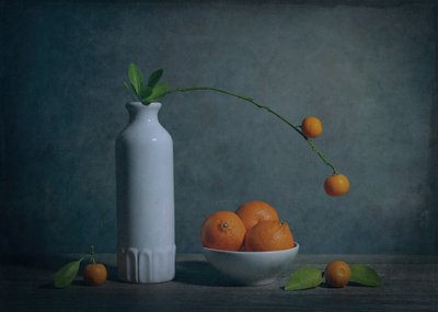 Stilleven met citrusvruchten in een stemmige sfeer door Fangping Zhou