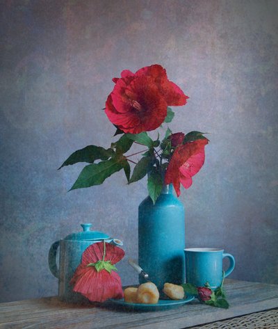Rode bloemen en turkoois – stilleven door Fangping Zhou
