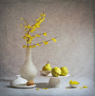 Gele bloemen, groene peren door Fangping Zhou