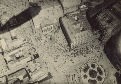 [Stadslandschap met schaduw van zeppelin]. door Fedele Azari
