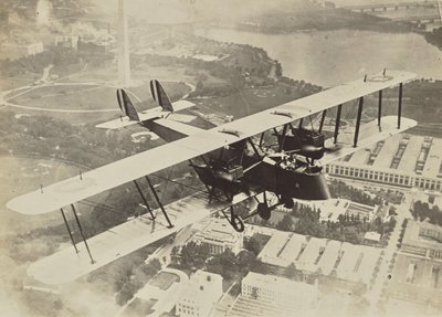 [Vliegend vliegtuig boven Washington D.C.]. door Fedele Azari