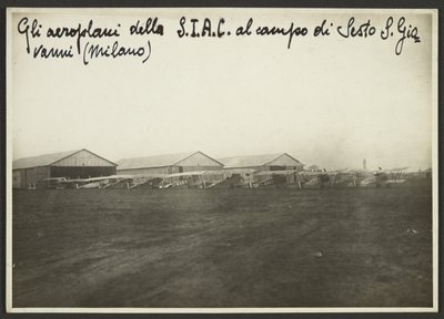 De S.I.A.C. vliegtuigen op het Sesto S. Giovanni veld (Milaan) door Fedele Azari
