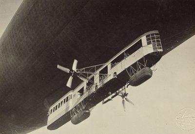 [Gondel van een luchtballon]. door Fedele Azari
