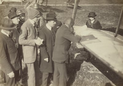 [Groep rond de rand van een vleugel van een Caproni Ca. 3 (vliegtuig)]. door Fedele Azari