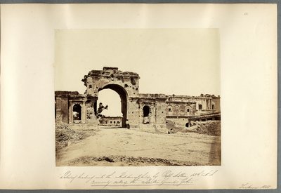 Poort die leidt naar de Residentie, Lucknow door Felice Beato