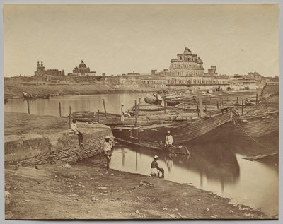 Brug van Boten over de Gumti Rivier nabij de Chattar Manzil en Fusseed Bakah of Oud Paleis door Felice A. Beato