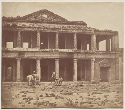 Interieur van de Secundra Bagh na de Slachting van 2.000 Rebellen door de 93e Highlanders en 4e Punjab Regiment door Felice A. Beato
