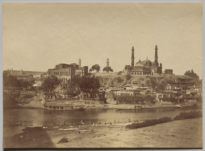 Het Muchee Bhawan Fort en de Gomti Rivier genomen vanaf de Stenen Brug door Felice A. Beato