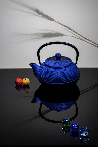 Elegant stilleven met een blauwe theepot door Felice Angelino