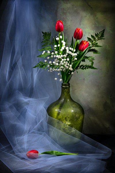 Elegante tulpen in een glazen vaas door Felice Angelino
