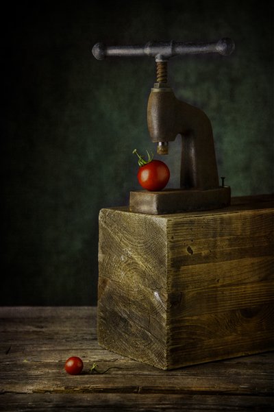 Stilleven met een vintage tomatenpers door Felice Angelino