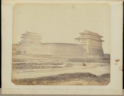 [Anting Poort van Peking na de Overgave - 21 oktober 1860 - De Britse en Franse troepen in bezit]. door Felice Beato