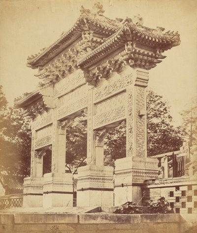 Boog in de Lama-tempel bij Peking, oktober 1860 door Felice Beato
