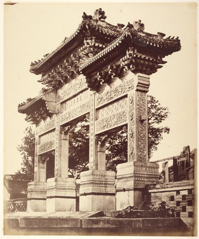 Boog in de Lama Tempel bij Pekin, oktober 1860 door Felice Beato