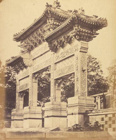 Boog in de Lama-tempel, nabij Peking, oktober 1860 door Felice Beato