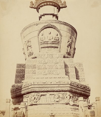Architectonisch uitzicht op de Lama Tempel bij Peking, oktober 1860 door Felice Beato
