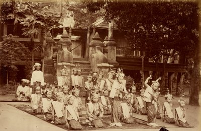Birmese Lilliputter danst voor F.A. Victor in Mandalay door Felice Beato