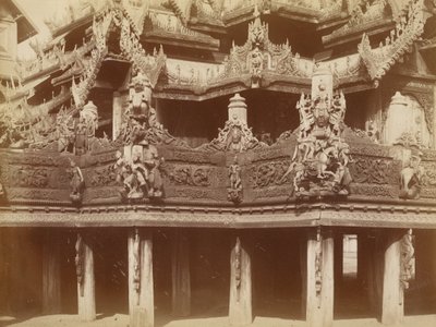 Houtsnijwerk op Balkon, Kyaung in Myingyan door Felice Beato