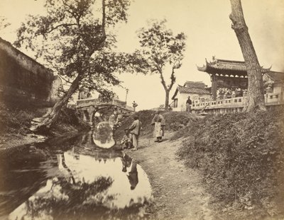 [Chinees uitzicht op een rivier en een brug in een dorp met verschillende Chinezen]. door Felice Beato