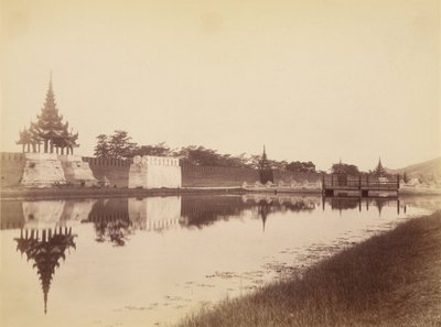 Oostelijke muur van de stad met gracht en brug, Mandalay door Felice Beato