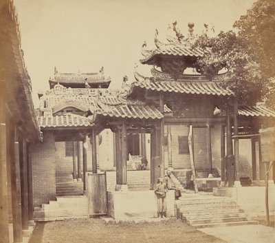 Ingang van de Vijf Genii Tempel, Canton, April 1860 door Felice Beato