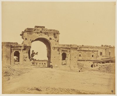 [Poort die leidt naar de Residentie, gewoonlijk de Bailee Wachtpoort, gehouden door Luitenant-kolonel R.H.M. Aitken, van de 13e Bengaalse Inheemse Infanterie]. door Felice Beato