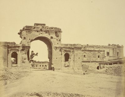 Poort naar de Residentie, gewoonlijk de Bailee Guard Gate, gehouden door luitenant-kolonel R.H.M. Aitken, van het 13e Bengal Native door Felice Beato