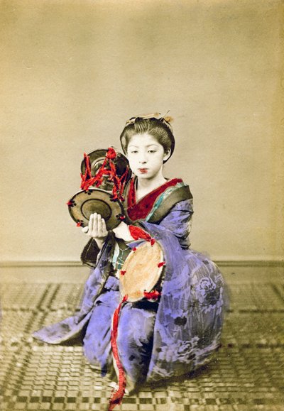 Geisha speelt de tsuzumi, Japan, 1882 door Felice Beato
