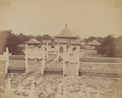 Interieur en Bogen van de Tempel van de Hemel Waar de Keizer Eens per Jaar Offert, in de Chinese Stad Peking, Oktober 1860 door Felice Beato