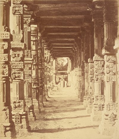 Interieur van de Hindoetempel in Cootub, Delhi door Felice Beato