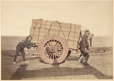 [Mannen duwen een wagen] door Felice Beato