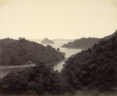 Pappenberg eiland bij de ingang van de baai van Nagasaki door Felice Beato