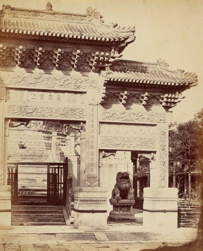 Deel van de Ingang naar de Lama Tempel Bij Peking, Oktober 1860 door Felice Beato