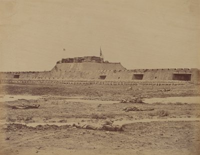 Achterkant van het Noordfort na de verovering, met de terugtocht van het Chinese leger, 21 augustus 1860 door Felice Beato