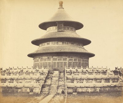 Heilige Tempel van de Hemel waar de keizer eenmaal per jaar offert in de Chinese stad Peking, oktober door Felice Beato