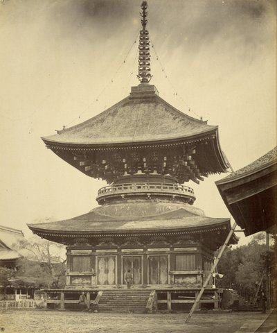 Eénverdiepingspagode, Hachiman-schrijn, Kamakura door Felice Beato
