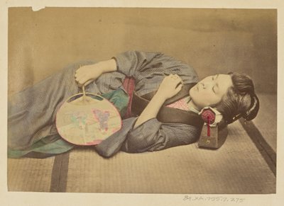 [Slapende Japanse vrouw met een waaier] door Felice Beato