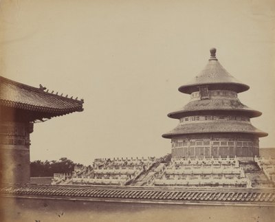 Tempel van de Hemel vanaf de plaats waar de priesters worden verbrand, in de Chinese stad Peking, oktober 1860 door Felice Beato