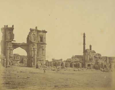 [De Klokkentoren voor de Bailee Bewakingspoort]. door Felice Beato