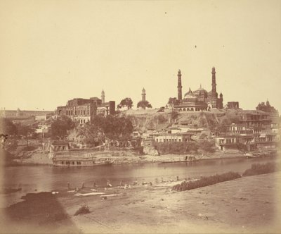 Het Muchee Bhawan Fort en de Gomti Rivier Gezien vanaf de Stenen Brug door Felice Beato