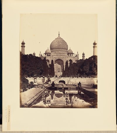 De Taj Mahal met de fonteinen door Felice Beato