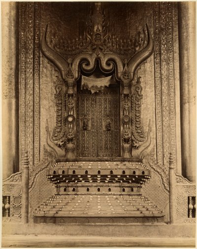 De The-ha-thana of de Leeuwentroon in de Myei-nan of Hoofd Audience Hall in het paleis van Mandalay, Birma, eind 19e eeuw (albumine print) door Felice Beato